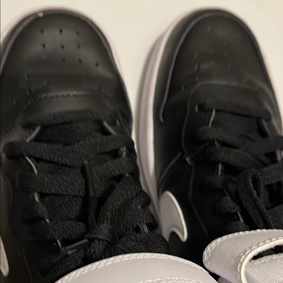 Nike Kids Black and White Shoes - Picture 7 of 7